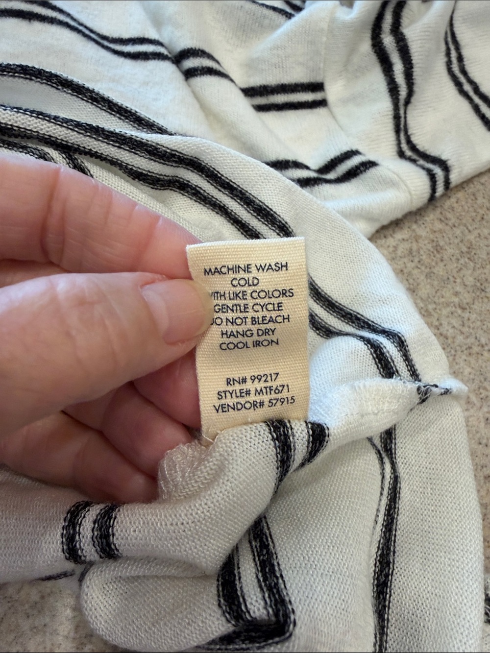 BKE (Buckle Brand) Striped Button-Back Tie-Hem Top - White & Black XL - Picture 4 of 5